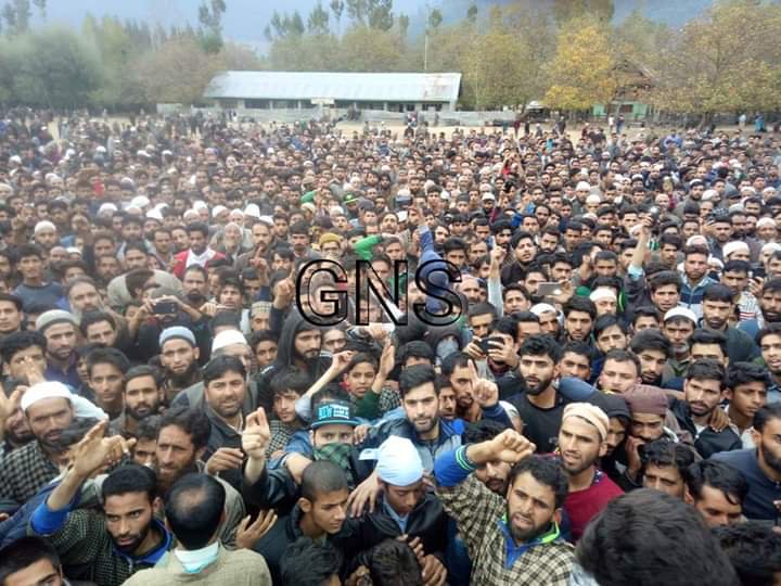 ZKGopang's tweet photo. بھارتی افواج کے ہاتھوں شہید ہونے والے PHD سکالرڈاکٹر منان وانی شہیدؒ کے نماز جنازہ میں ہزاروں آزادی کے متوالوں کا سمندر امڈ آیا۔
بھارت جتنا مرضی ظلم ڈھا لے ۔لیکن کشمیری بکے نہیں جھکے نہیں اور کہیں چھپ چھپا کے کھڑے نہیں
#IndianWarCrimes #Kashmir
#DrMananWani #PIID_TEAM https://t.co/uEiPHbMEVO