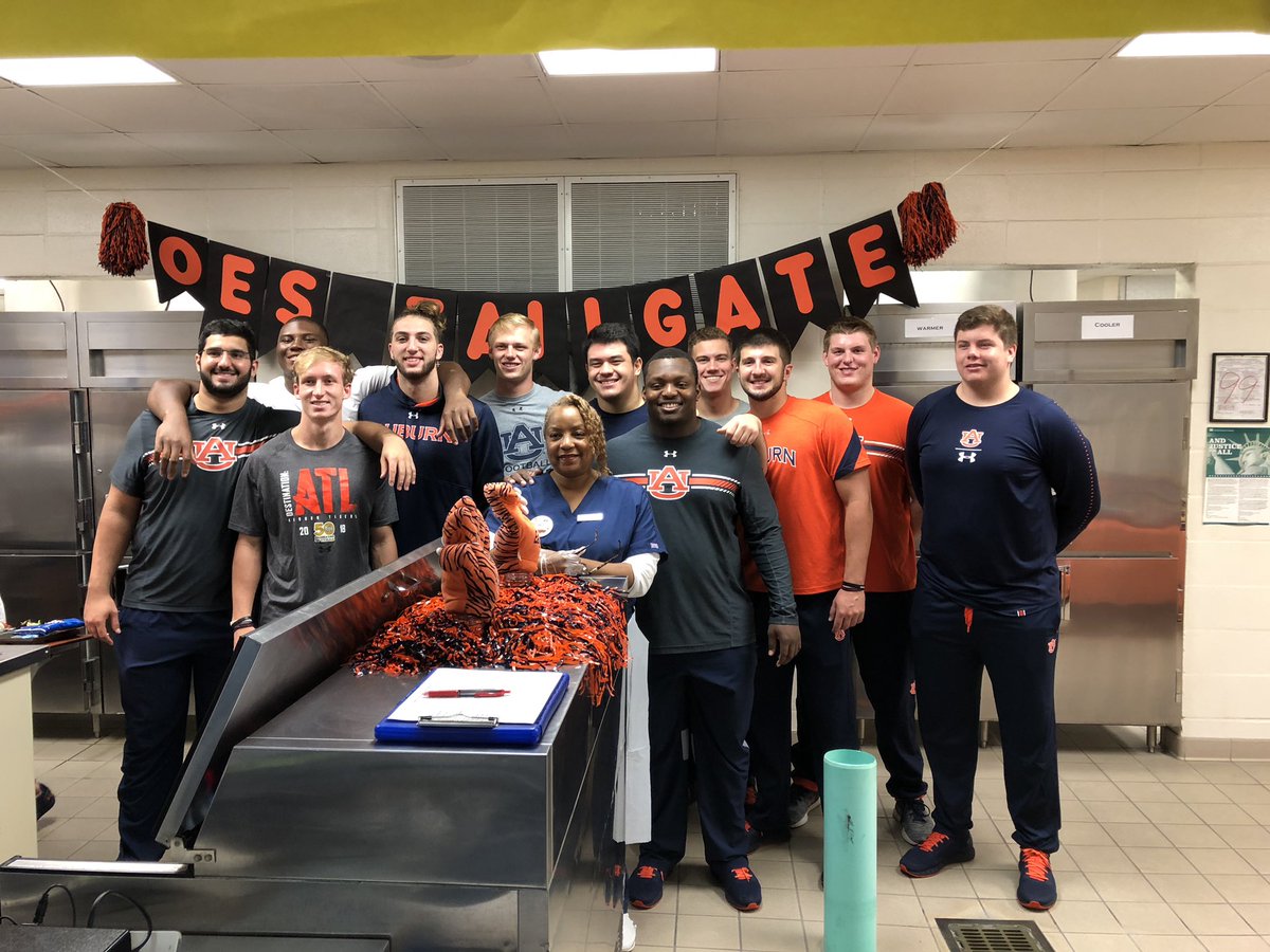 jorrell76's tweet photo. Growing up a free/reduced lunch kid it’s good to be in a position to give back.  It’s even better when you see your student athletes do the same &amp; use their influence in a positive way. Thank you to @OgletreeAllStar for having us!  #wde https://t.co/bcHFEJeRzw