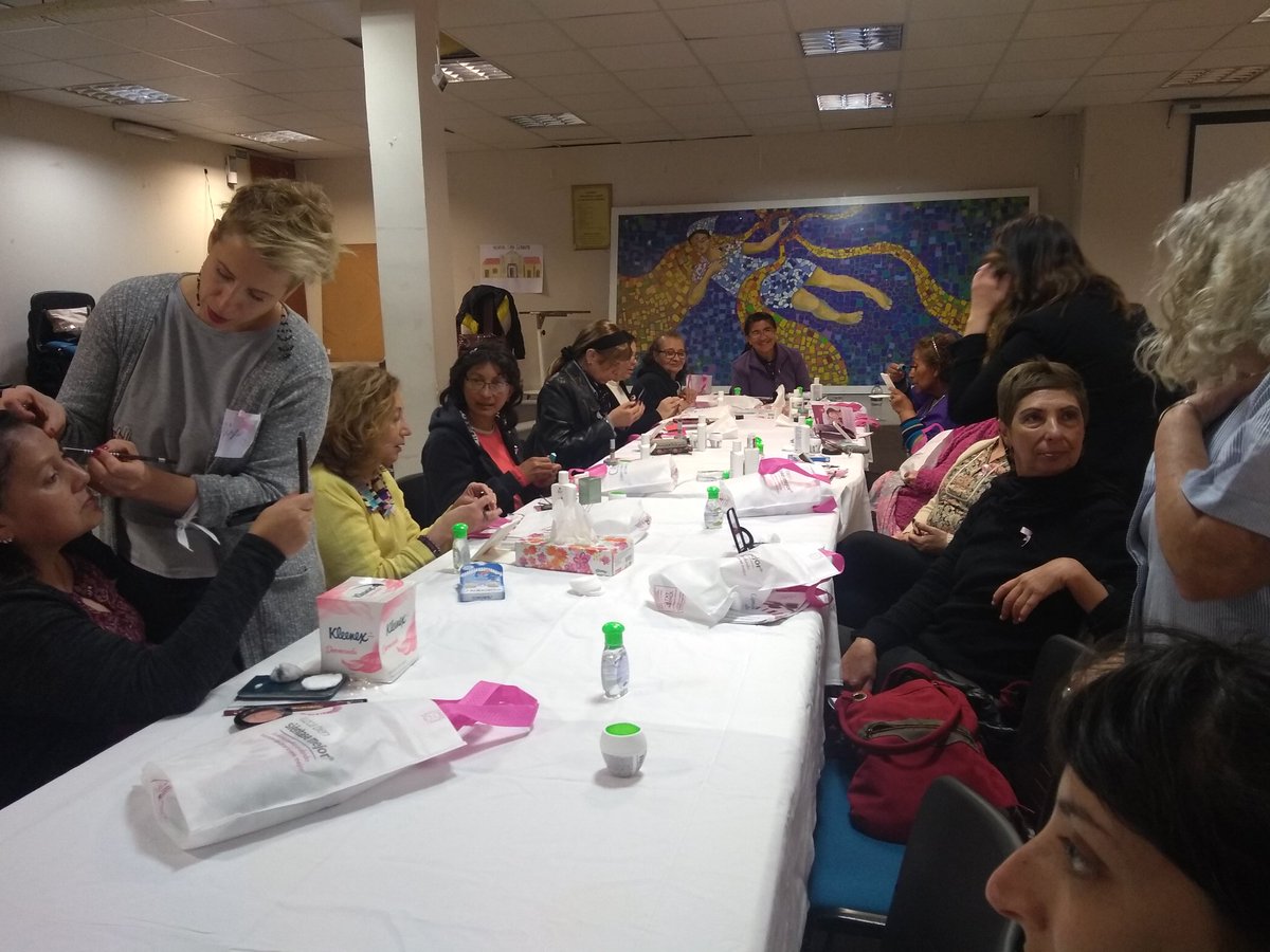 HIGAGandulfo's tweet photo. Talleres de maquillaje para pacientes en el @HIGAGandulfo de @LBSM_Arg. Gracias!!!! https://t.co/T81oFXs7xL