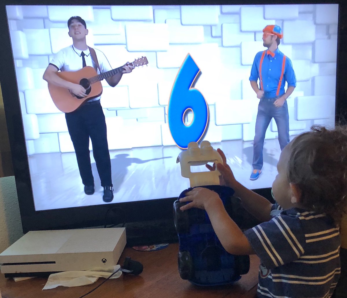 Peace_Luv_VDubs's tweet photo. Learning numbers with #blippi & #nickynotes ! Thanks @BlippiOfficial https://t.co/iz9oR9oCCa