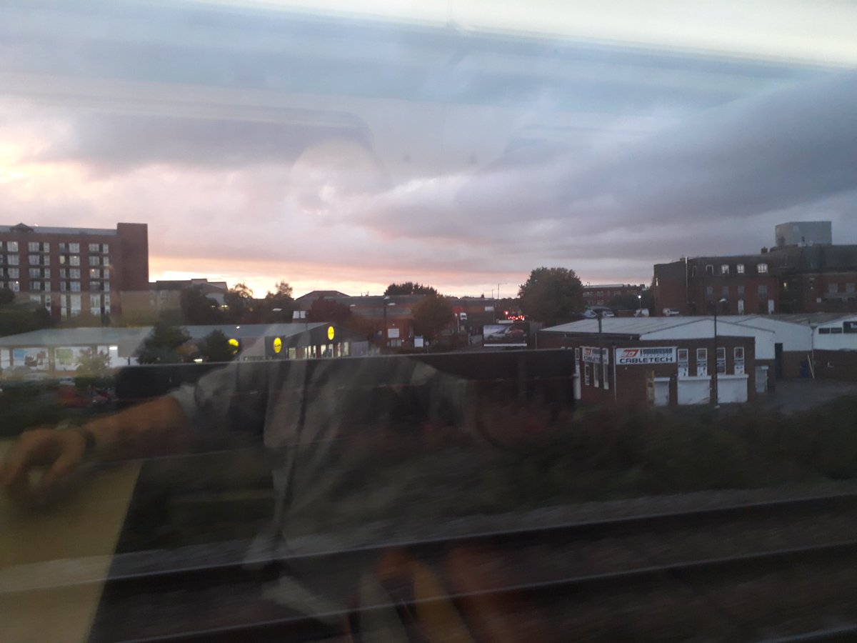 red_wine_baron's tweet photo. Terrible photo but it was a beautiful sunset over Mr Clutch Bedminster tonight. #bedmo #CLUTCH #sunset #beauty @Hypograffiti @andpick80 https://t.co/FtOIpUdsyl