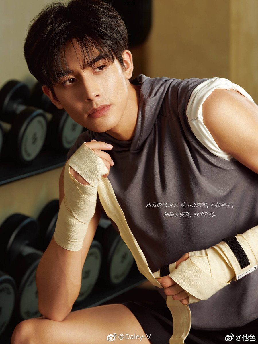 swlfc's tweet photo. 西装绅士or运动少年，你最爱哪一款？

图源见水印
#宋威龙 #SongWeilong https://t.co/ZoAmYAiMJG
