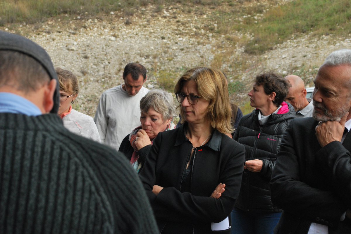 Prefet05's tweet image. La brigade #loup dans le Dévoluy semaine prochaine. Préoccupations entendues sur la prédation, les patous, l'impact psychologique... ce jeudi dans le #Dévoluy à initiative de la préfète qui a invité Xavier DOUBLET, référent pour le plan national d’action sur le #loup.