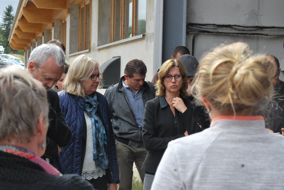 Prefet05's tweet image. La brigade #loup dans le Dévoluy semaine prochaine. Préoccupations entendues sur la prédation, les patous, l'impact psychologique... ce jeudi dans le #Dévoluy à initiative de la préfète qui a invité Xavier DOUBLET, référent pour le plan national d’action sur le #loup.