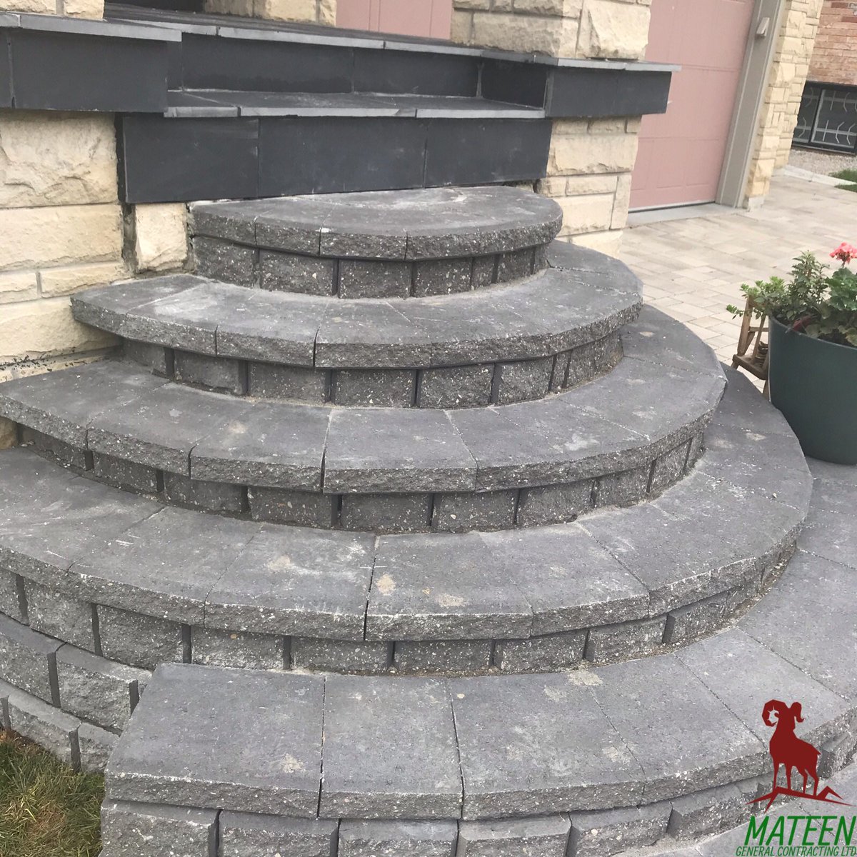 mateengeneral's tweet photo. 🐾🌀
⁣
Give the front entrance of your home some character. Stone steps coupled with a flagstoned porch usually do the trick!⁣

These clients picked out @Permacon #pavers for thier project; what a turnout!⁣

@mateengeneral is currently offering a 10% #discount on all projects! https://t.co/zetUlf701N