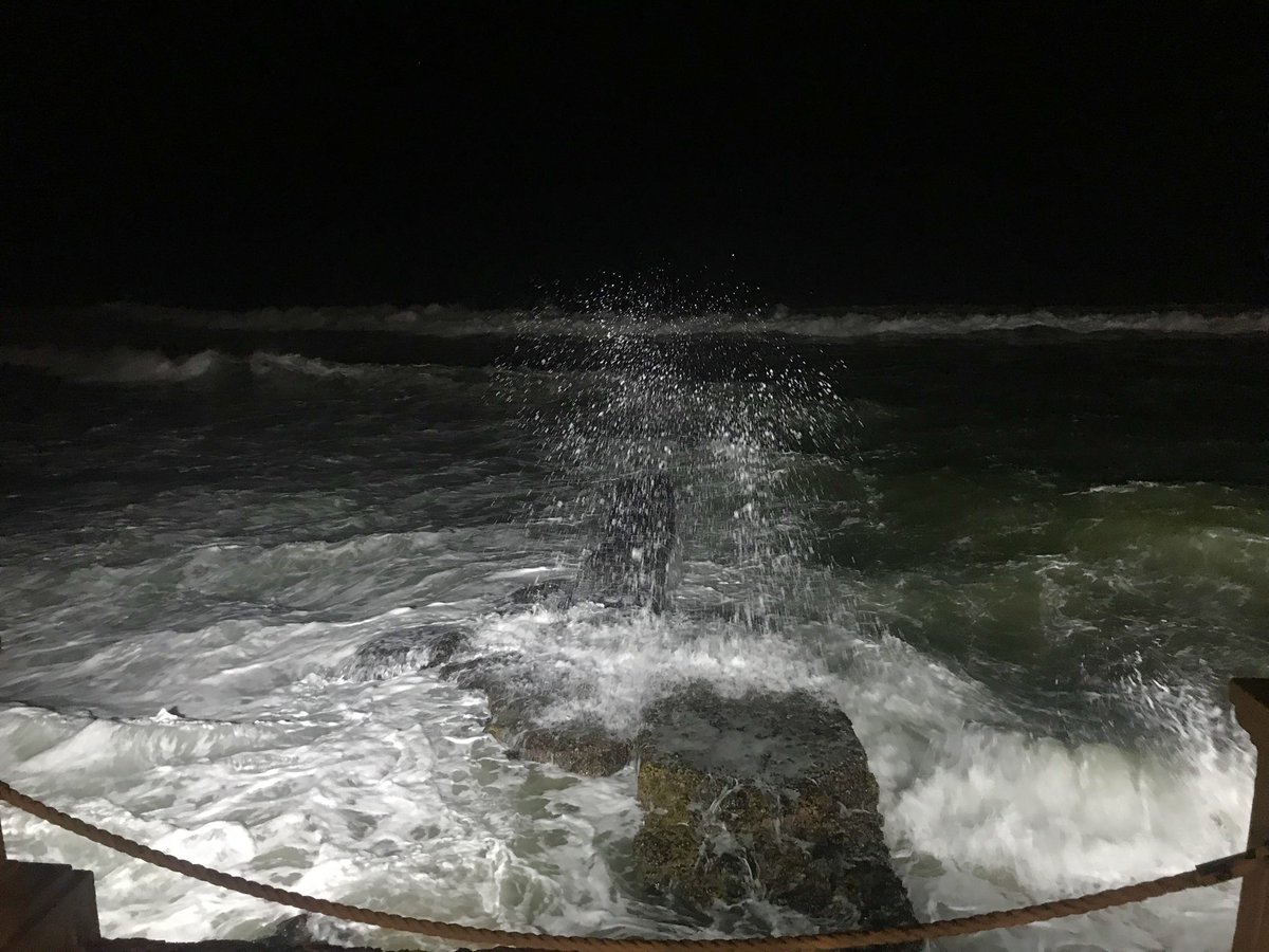 Loving being sat by the roaring ocean on our last night in #SriLanka, while sipping a cocktail or two... #holiday #Colombo #GalleFaceHotel #IndianOcean