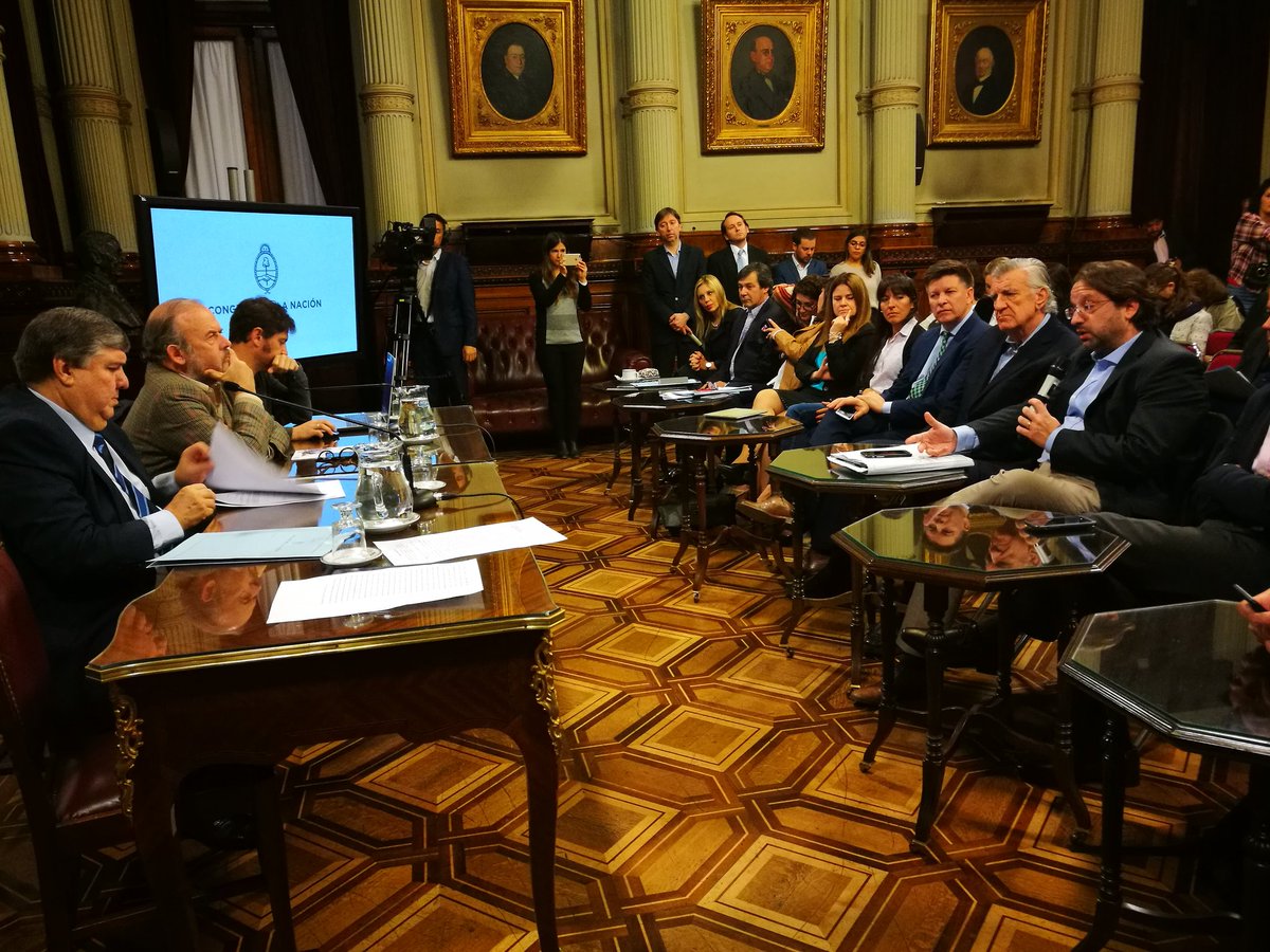 En la Sesión de la Comisión Bicameral de Seguimiento de la Deuda Externa. Los medios de comunicación deberían hablar de esto, no más cortinas de humo. Esta va a ser la verdadera pesada herencia desde diciembre de 2019.