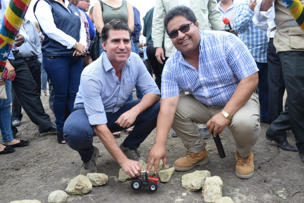SantaLuciaGad's tweet photo. Por un #Santa_Lucía productivo, hoy  nuestro Alcalde Miguel Solórzano, ubicó la primera piedra para la construcción del nuevo Centro de Mecanización  Agricola en compañía del Ministro de Agricultura @Xavierlazo.
@SantaLuciaGad @ameguayas @SantaLuciaGad @GoberdelGuayas https://t.co/8zZ5Wi9mbM