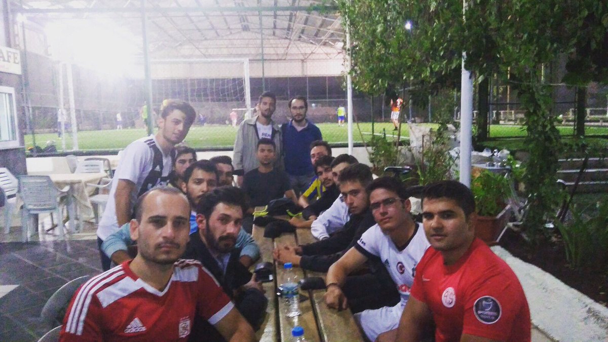 Hukuk ve Kültür Topluluğu olarak geleneksel halı saha etkinliğimizi gerçekleştirmiş bulunmaktayız.

#UyuşturucuyaHayır #TürkGençliğiniSporaDavetEdiyoruz