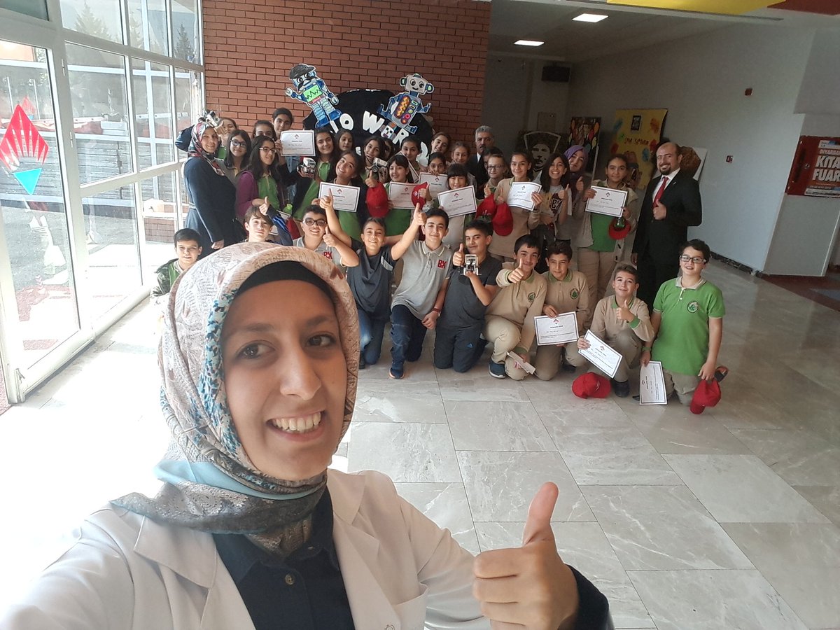 usengulleyla's tweet photo. #CodeWeek etkinliklerinde bugün @elazigbahcsehir ile Bahçelievler Ortaokulu öğrencileri birlikte Ev3 robot tasarlayarak kodladilar🤖 Etkinlik sonunda öğrencilere katılım sertifikasi verildi 🖒 #BKcoding
#CodingEu @ilker_eris @duygubiyikoglu @harun_yildiran https://t.co/SfQxzXKki0