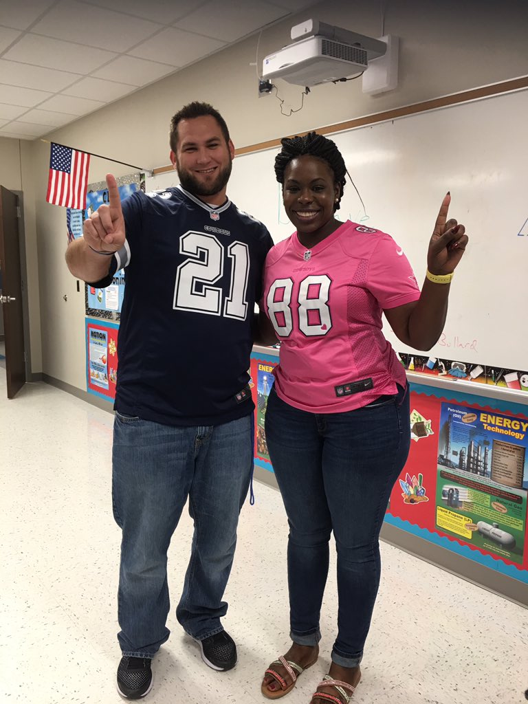 DPerryScience's tweet photo. We are on the same TEAM ! โTeaming up against cancer โ #sciencedept #discoveryhall #cowboys https://t.co/T6Nk0ckirG