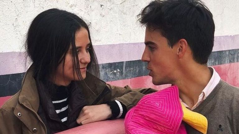 El torero Gonzalo Caballero con la hija de Elena de Borbón y Jaime de Marichalar en un tentadero de Lora del Río  instagram.com/p/Bh1aDRkhtNh/…