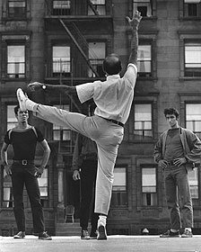 FloreMarechal's tweet photo. Il aurait soufflé ses 100 bougies aujourd'hui. Pensée pour le grand Jerome #Robbins. #WestSideStory #DancesattheGathering #FancyFree #OtherDances Bientôt une soirée hommage du @BalletOParis https://t.co/76s9lHah1e