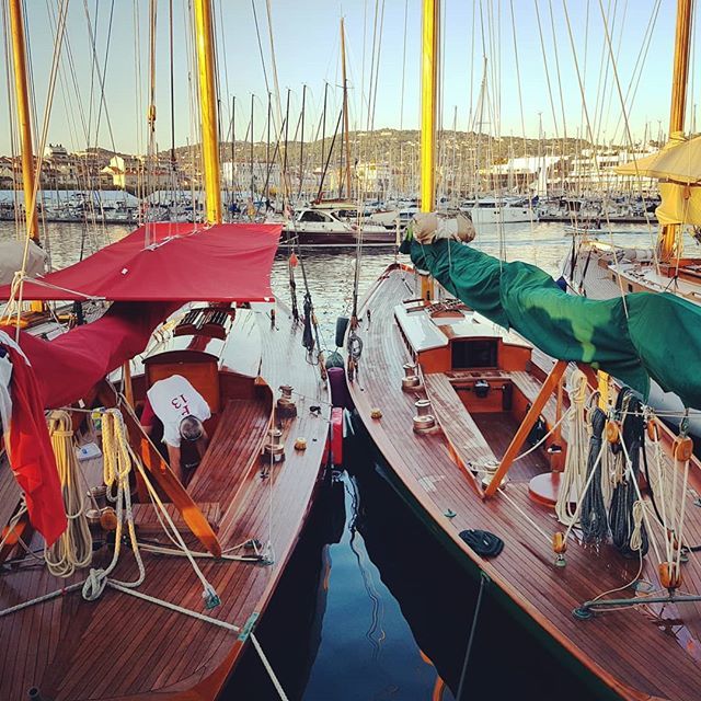 Dualité #sailing #sailingboat #vintageboat #oldship #quay #harbor #regatesroyales #panerai #sunset #autumn #vieuxportcannes #cannes #cannesisyours #cotedazur #cotedazurlife #cotedazurnow #visitcotedazur #frenchriviera #fredphotos #samsungs8plus #igerscan… ift.tt/2ywEVEK