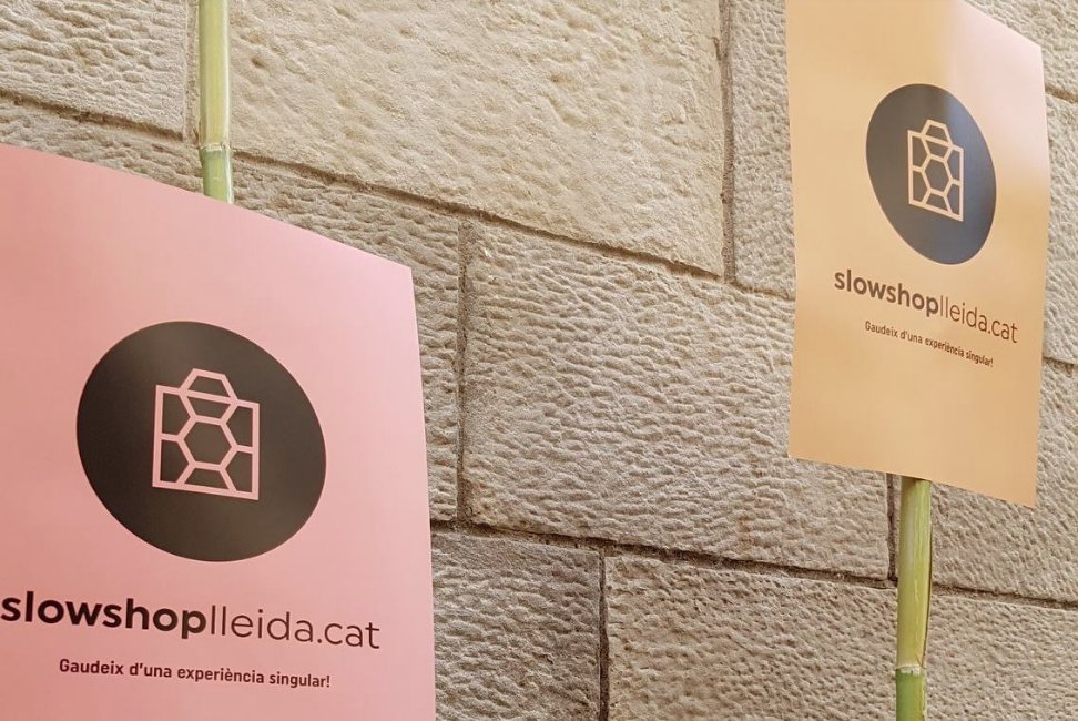 slowshoplleida's tweet photo. 🙋♀️Torna l' #SlowShopMarket!
Vine en família o amics a passar una bona estona mentre descobreixes comerços i serveis amb valors de #Lleida.
Activitats, exposicions, venda de productes, música i moltes sorpreses! Vine a descobrir les històries que hi ha darrere de cada comerç https://t.co/2JuTlDGEVC