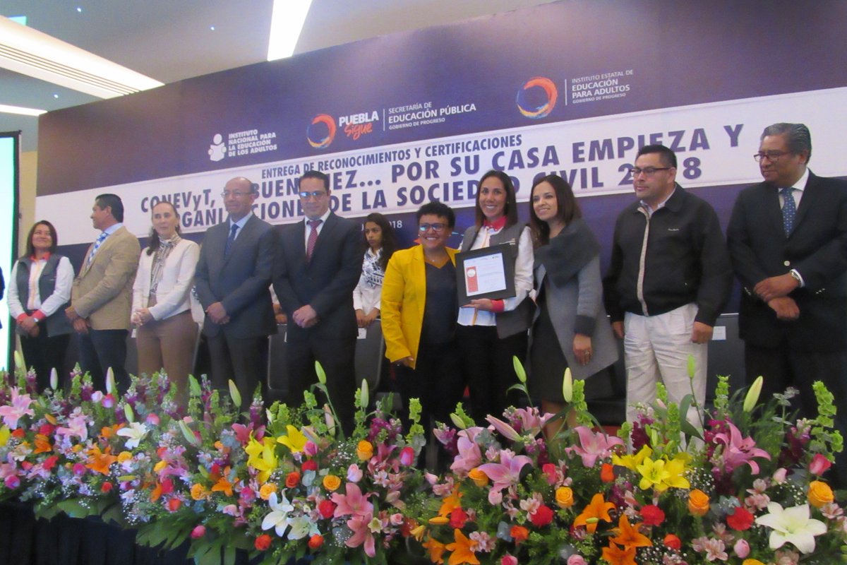 CompartamosBanc's tweet photo. Agradecemos a la @SEP_mx @SEP_Puebla @INEAmx @IEEAPuebla y #CONEVyT por el Reconocimiento como una empresa comprometida con la educación en Puebla. Si quieres conocer más sobre nuestro proyecto da click aquí --> https://t.co/t4qK8WWqgY https://t.co/ZMQNb6IbUQ