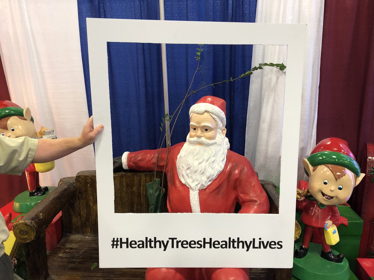 AustinTreeter's tweet photo. Texas Municipal League 2018 in Fort Worth, giving away tree saplings. Day 2. More happy customers. Even Santa loves trees!! #HealthyTreesHealthyLives #TML2018 @TXForestService https://t.co/4MZrKstEah