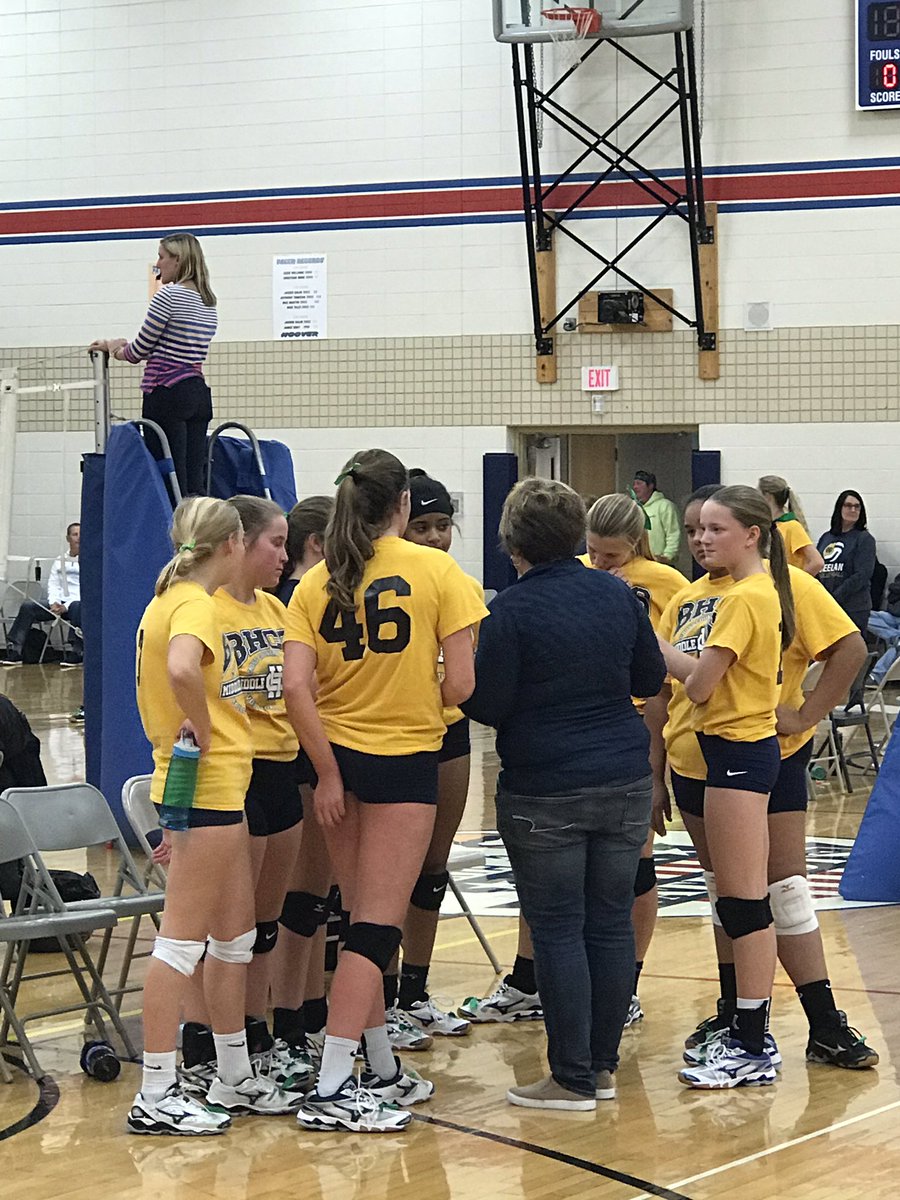 Heelan 8th grade volleyball showing support for <a href="/Dr_RogersEMS/">Michael Rogers</a> #SupportDrRogers