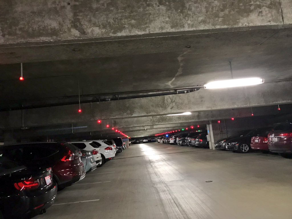 アメリカ Microsoft 本社の 地下の巨大駐車場です！ 分かりにくいけど、ライトが見えるかな？ 電球が、 すでに使われてるスロットは赤く  空いてるところは緑に光っています。 #ちょまどアメリカ出張