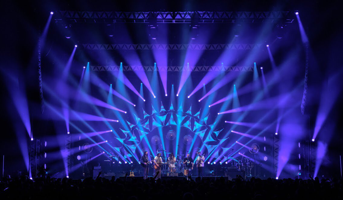 #4Wall provided Lighting and Production Designer Marc Janowitz (<a href="/e26design/">e26design</a>) with a lighting rental package for <a href="/dispatchmusic/">DISPATCH</a>'s 2018 tour! #E26Design

Click the link to read more about the lighting design: bit.ly/4Wall-Dispatch…
