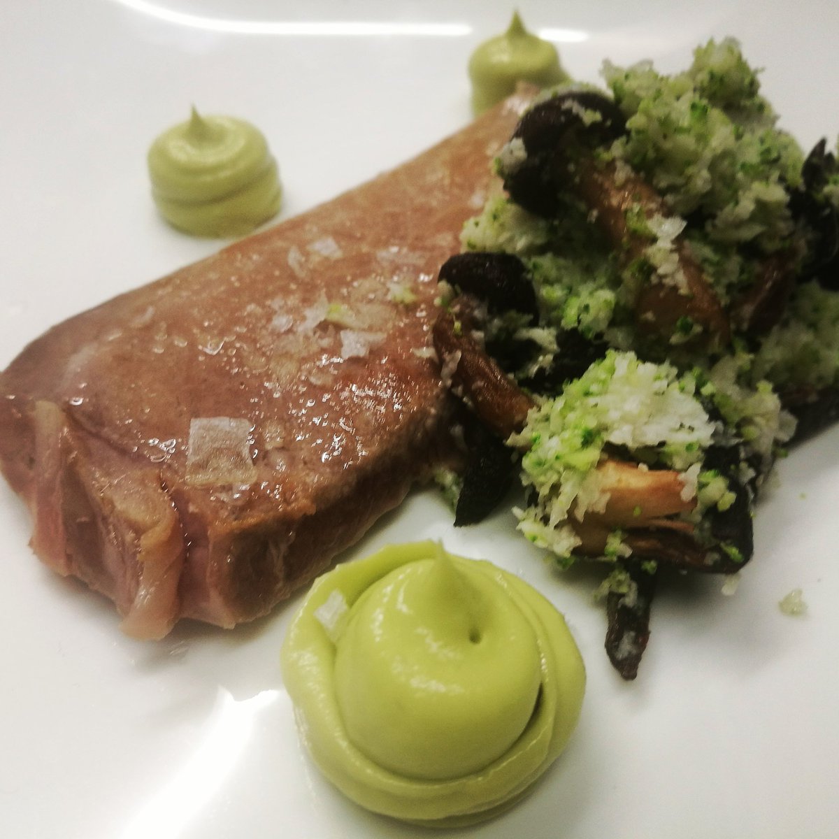 ElRonqueo49's tweet photo. Cuscús de verduras con setas silvestre y Ventresca de atún rojo salvaje. https://t.co/AfLLr0DKIH