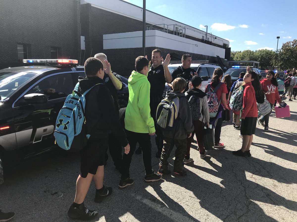Bridger’s Orange Team students loved seeing the Independence Police Department at dismissal today. Thank you for all that you do for our community!!! ISD + IPD = Building a Better Community Together #BridgerBold #isdstrong
