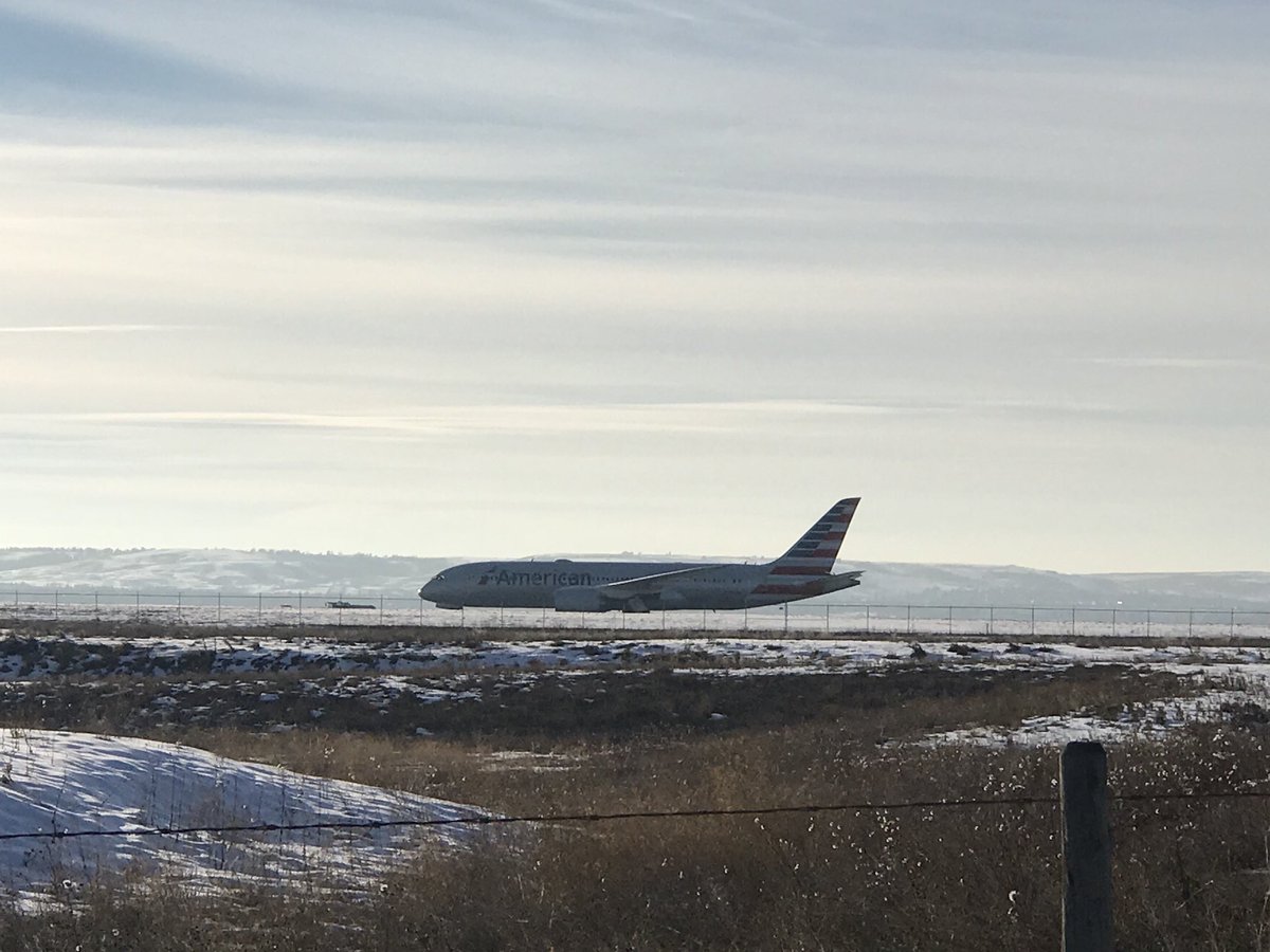 TomPodolec's tweet photo. Update
American #AA263
Dallas to Shanghai
Diverted to Calgary. Flaps/Slats failure and a passenger medical.
Aircraft being towed to gate. Medics waiting. Passengers will spend the night in Calgary and continue journey tomorrow.
📷@adolwyn https://t.co/2J4Qnz2OIN