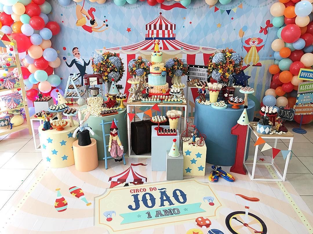 ecumple on X: ¡Hermosa decoración de #circo para #cumpleaños de un añito!  🎪 🤹‍♀️ 📷 : @kiaravieiramartinsdecor √ #ecumple #decor #partydecor  #fiesta #circus #DIY #ideas  / X