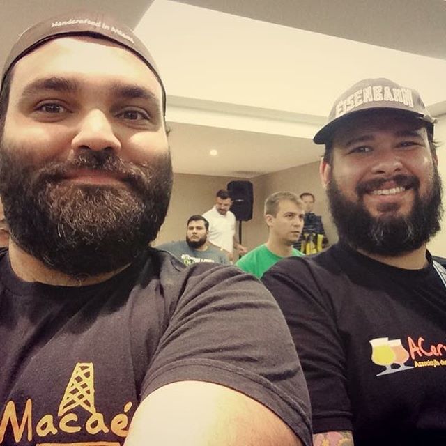 goronah's tweet photo. #tbt desses jovens roliços que aprenderam muito sobre cerveja no NONECO em Brasília. Beberam o dobro depois!
#acerva #noneco #dapanelaaocopo #homebrew #cervejacaseira #craftbeer #cervejaartesanal #instabeer #beerporn #cerveja #beer #cerveza https://t.co/vkFI8aXkZL https://t.co/DK4OIFOWMl