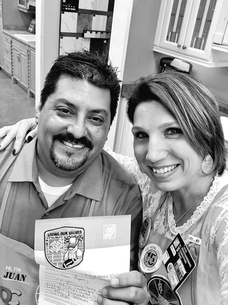 misshd03's tweet photo. Thank you @JuanLopezHDQC for taking the time to build relationships and help me be a better leader! Driving sales to make our customers and associates have the best world! #leaddevelopexecute #QuoteCenterNew #drivesales #knowthePRO!! @ChrisBergHD @DaveRebtoy @FrankBlakePro https://t.co/itujSnnGB7