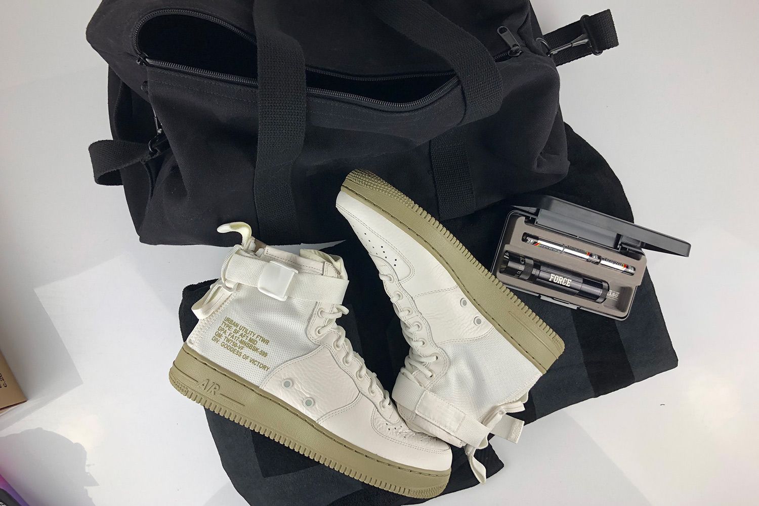 Sneaker News on X GIVEAWAY for the AF1 fiends One of our followers will win this Nike SF AF1 kit with duffel towel and flashlight. 1. LIKE this tweet 2. Reply with your