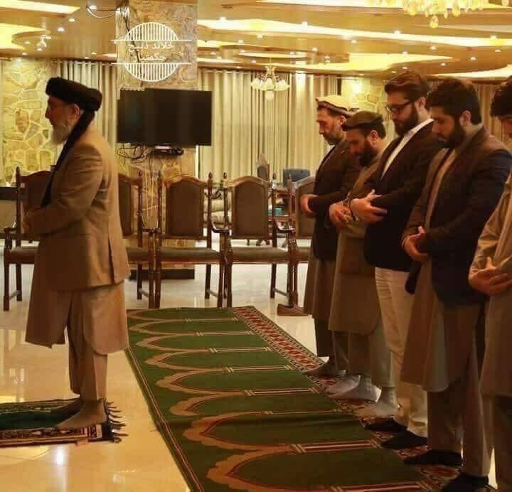 AbdullahAzada's tweet photo. بخش بزرگ از لابي اقاي محب در امريكا معطوف به متقاعد كردن امريكا براي به حاشيه راندن "جنگ سالاران" بود. جالب است كه حالا جناب شان به يكي از بدنام ترين جنگسالاران اقتدا كرده كه حتي هنوز از انتحار پيروان اش حمايت ميكند. https://t.co/VrNRXDFZPe
