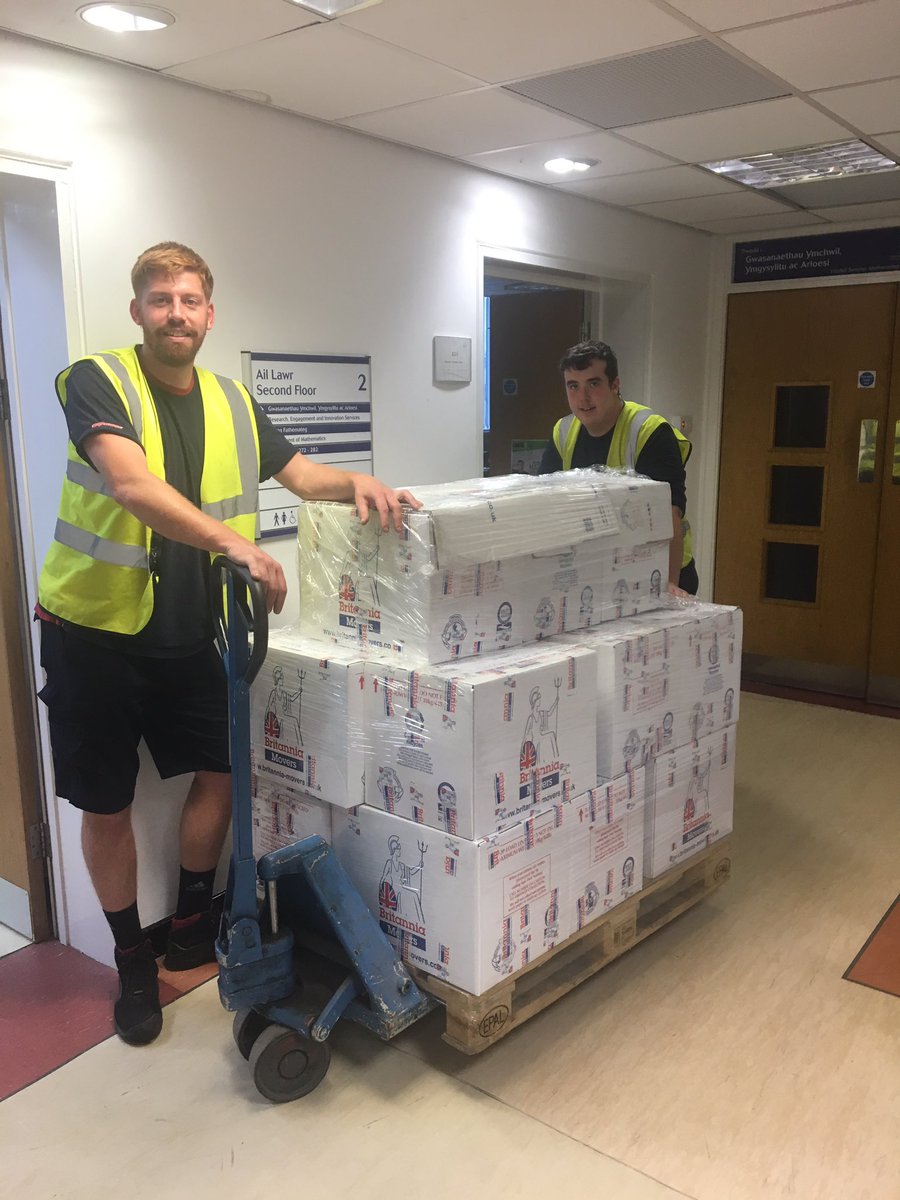 pmdavies7's tweet photo. The Reading Room is on the move from @SwanseaUni to their new home down the Bay Campus @CompFoundry with a little help from the @BMI_Robbins Crew ๐ช #letsgetunpacking ๐ฆ #itstimetoread ๐ https://t.co/7ptX7CMenT