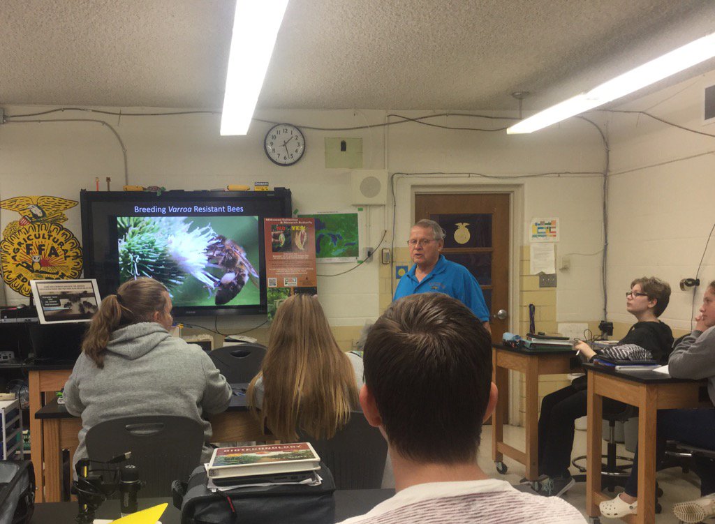 TollesScience's tweet photo. Bee breeding techniques with our guest speaker. Learning to genetically improve hives with mite chewing worker bees. https://t.co/21i8nsHzB7