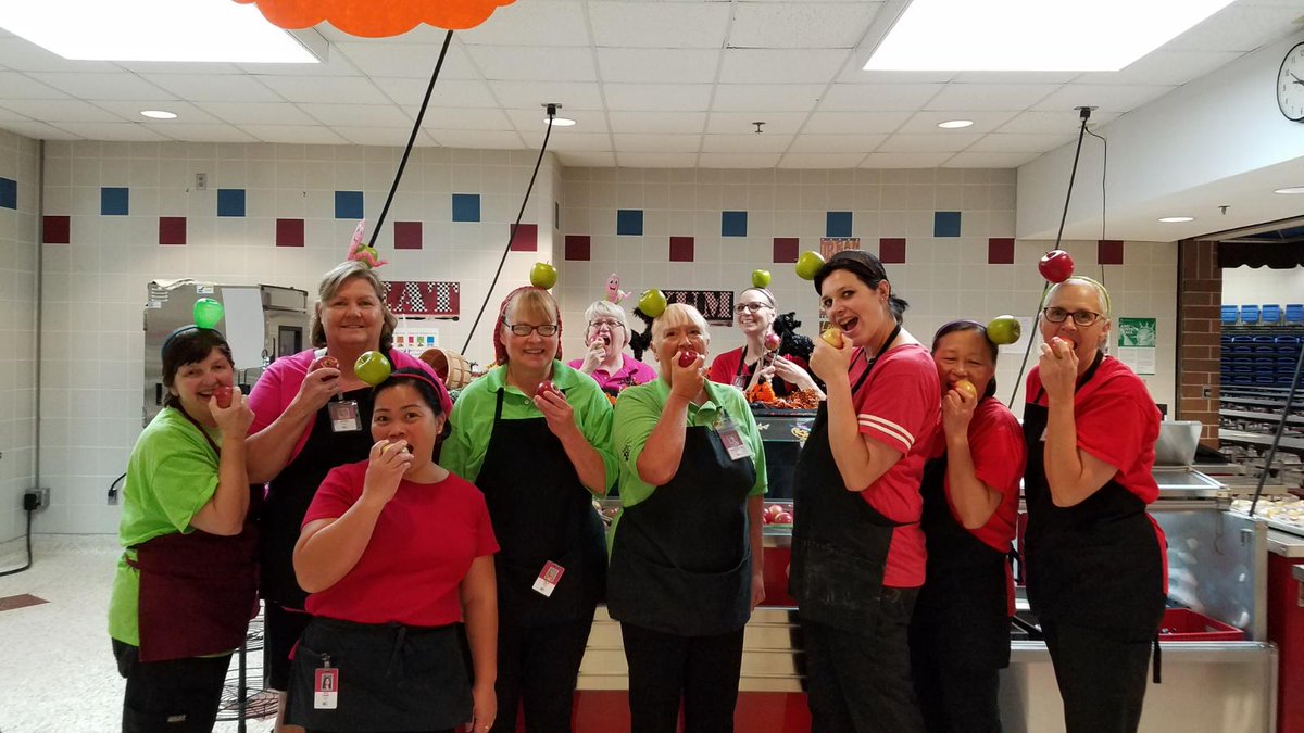 SoWashCoSchools's tweet image. Students across District 833 enjoyed apples from Whistling Well Farm as a part of the Great Lakes Great Apple Crunch! To celebrate, District 833 Nutrition Services team members also took time to read books to students written by the farm’s founder. #MNAppleCrunch #MNfarmtoschool