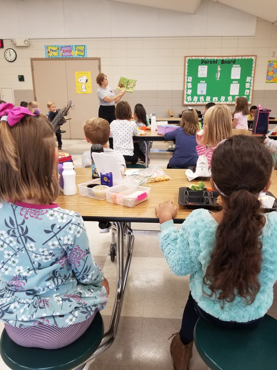 SoWashCoSchools's tweet image. Students across District 833 enjoyed apples from Whistling Well Farm as a part of the Great Lakes Great Apple Crunch! To celebrate, District 833 Nutrition Services team members also took time to read books to students written by the farm’s founder. #MNAppleCrunch #MNfarmtoschool