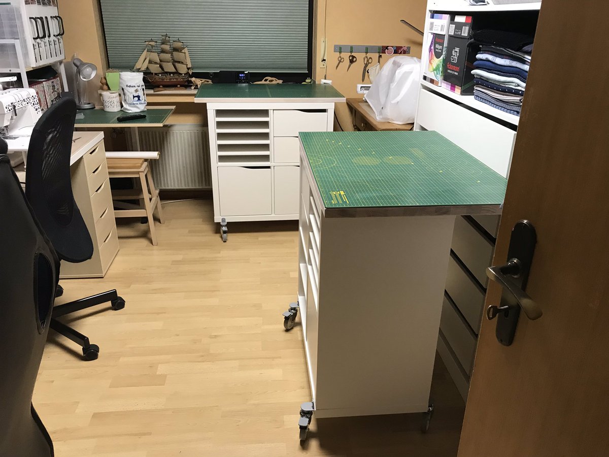 KarinsTestwelt's tweet photo. Endlich ist ein (zwei) Zuschneidetisch(e) bei mir eingezogen. Wahlweise 60x180 oder 90x,120 oder einfach nur 60x90 und das mal 2. #nähen #Zuschneidetisch #zuschneiden https://t.co/unYZ2piATg