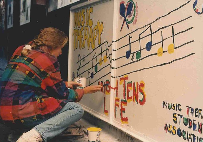 rebeccatoov's tweet photo. #UMN student groups are again adding artwork on the pedestrian walkway of the Washington Ave. Bridge for the annual "Paint the Bridge" event. #TBT to #PaintTheBridge 1996... #UMNArchives https://t.co/csqNFLXO5d