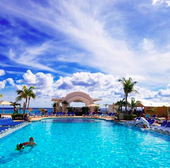 Poolside vibes in #Cancun. (📷: @cttravel)