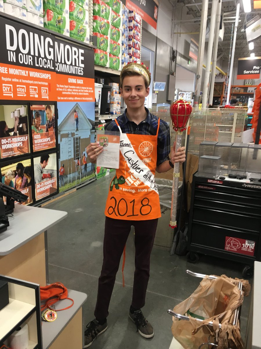 _Chelsey___'s tweet photo. The BIGGEST Congratulations to 4413’s amazing CASHIER OF THE YEAR Isaac Anderson!!!! #cashieroftheyear #2018 #proud #4413SoGood https://t.co/YCqWVgHt2P