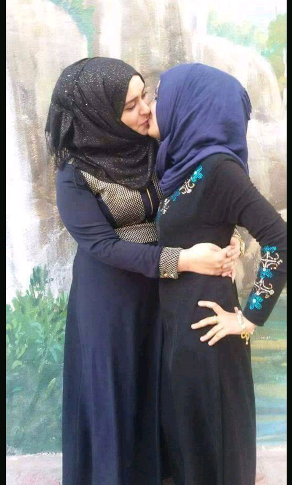 девушка в хиджабе в метро. поцелуй в хиджабе. мусульманки тверк. девушки в метро. хиджаб ягодицы.