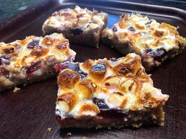 TheCakeShopTrea's tweet photo. Jammy Dodger Magic Bar 😊🍰🍓🍓 #cake #cakes #thecakeshop #cakeshop #thecakeshoptreatbox  #pembroke #pembrokeshire #Pembs #brownie #blondie #chocolate #whitechocolate #treats #pastry #pastrychef #welsh #wales #British #treatbox #jammydodger #magicbar #jammydodgerbar #strawbe… https://t.co/ueQUjLSMfo