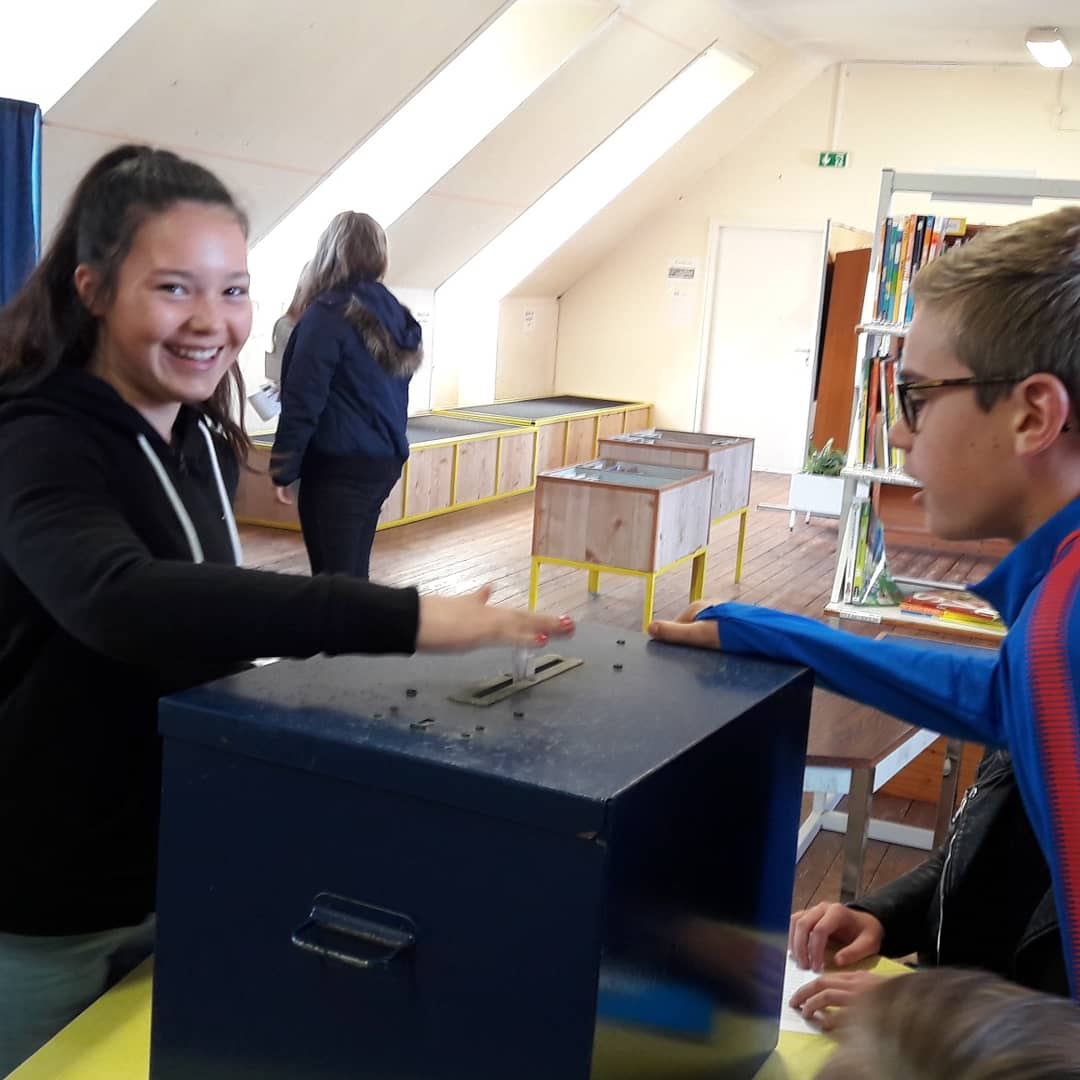 CollegeYves's tweet photo. Élections des délégués de classe : campagne électorale, isoloir, carte d' électeur,  bulletins de vote, assesseurs, dépouillement, élus, suppléants... place aux conseils des délégués désormais pour échanger sur la vie au collège. #Réenchantement #ddec22 #citoyenneté https://t.co/LLekPxQnmJ