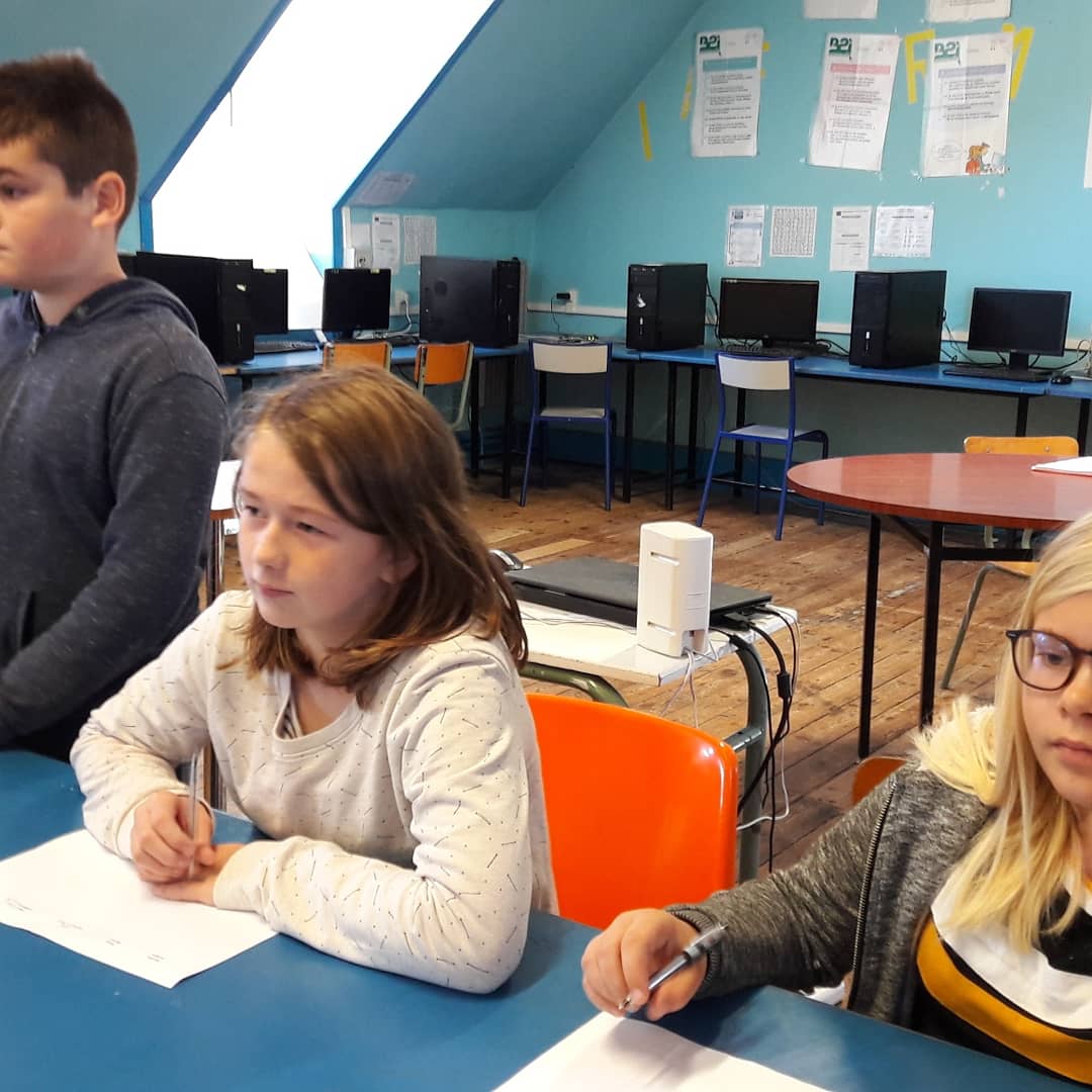 CollegeYves's tweet photo. Élections des délégués de classe : campagne électorale, isoloir, carte d' électeur,  bulletins de vote, assesseurs, dépouillement, élus, suppléants... place aux conseils des délégués désormais pour échanger sur la vie au collège. #Réenchantement #ddec22 #citoyenneté https://t.co/LLekPxQnmJ