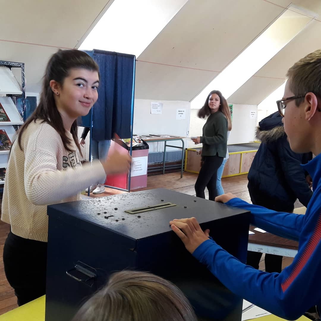 CollegeYves's tweet photo. Élections des délégués de classe : campagne électorale, isoloir, carte d' électeur,  bulletins de vote, assesseurs, dépouillement, élus, suppléants... place aux conseils des délégués désormais pour échanger sur la vie au collège. #Réenchantement #ddec22 #citoyenneté https://t.co/LLekPxQnmJ