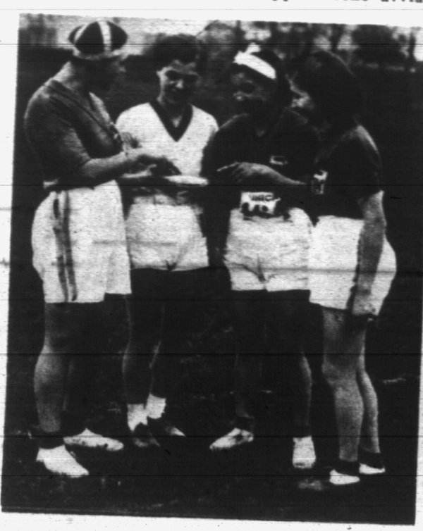 calciatrici1933's tweet photo. Strenna sull'#atleticaleggera femminile italiana, anno 1934 ...
#athletics #atletica

(1) Apertura della stagione atletica femminile a #Torino, a cura del G. S. Unica.
#BrunaBertolini insegna il #lanciodeldisco a 3 torinesi

Fonte: 🇮🇹 La Domenica Sportiva, 06/05/1934, p. 12 https://t.co/eklZFa99YB