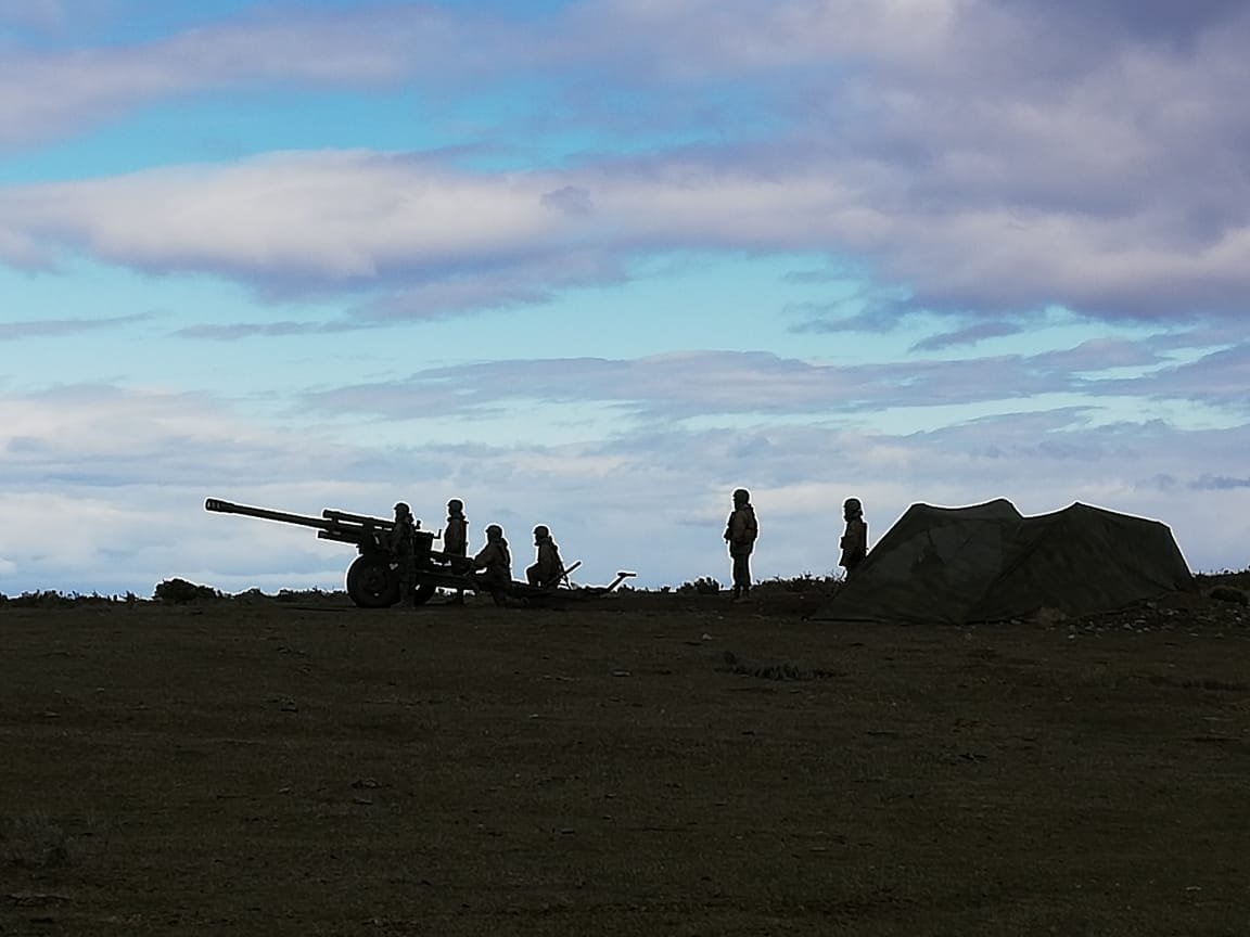 Ejercito_Chile's tweet photo. #TierradelFuego : Destacamento Motorizado N° 11 "Caupolicán" participó en el #EjercicioSoberanía. Durante el periodo se planificaron y realizaron fuegos de artillería y morteros, técnicas de asalto y defensa de posiciones. https://t.co/EZ3CwBjPMD