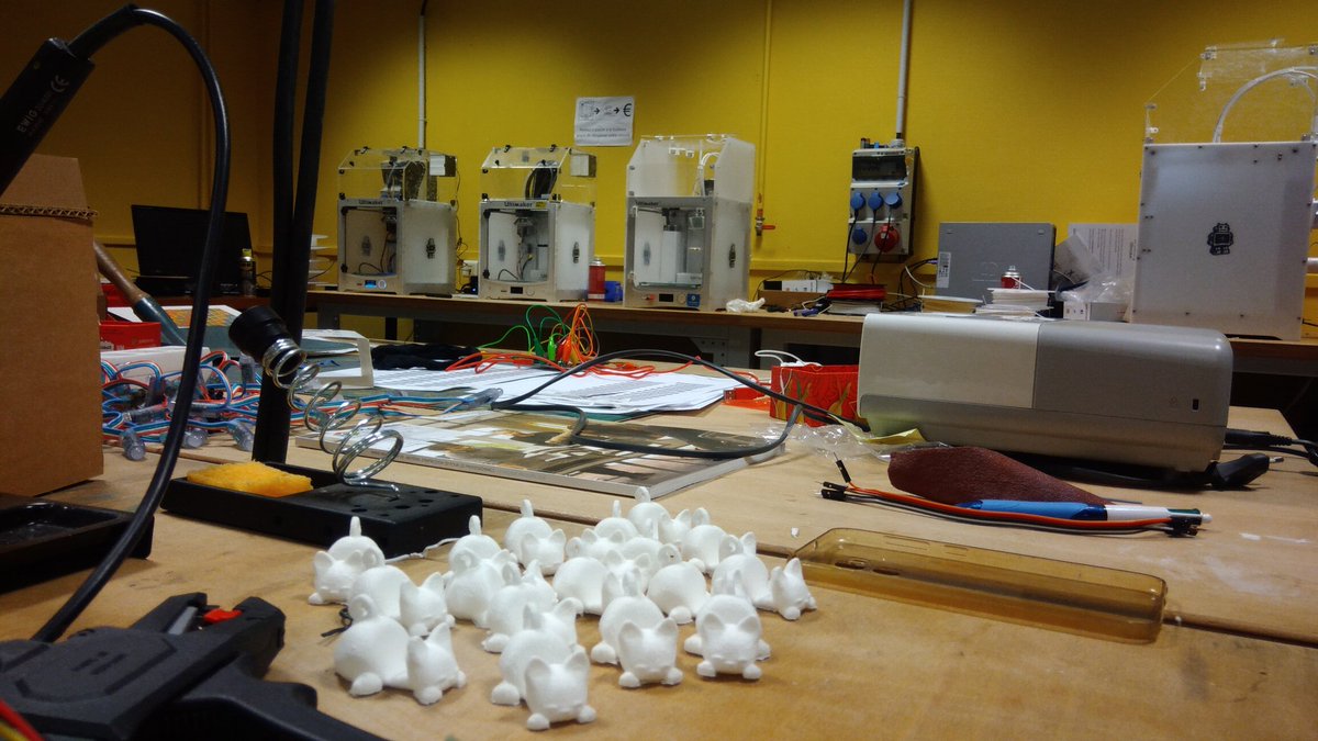 Même en pleine nuit le fablab Centrale Lyon en plein travail... #EdumixECL