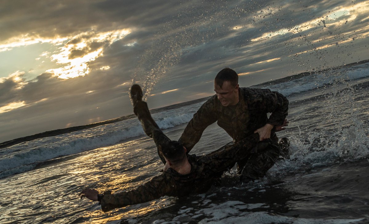 USPACOM's tweet photo. U.S. @PacificMarines practice hand-to-hand and close-quarters combat on the shores of Camp Pendleton. #OneMind #AnyWeapon https://t.co/SsVPccKYSe