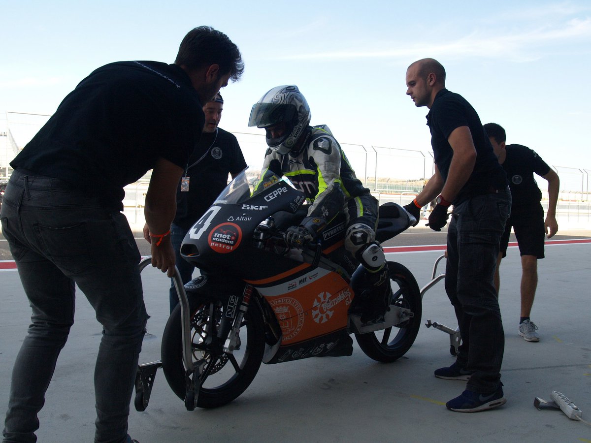 JJab0n's tweet photo. Fuimos capaces de construir una auténtica moto de carreras, pero la suerte en pista no estuvo de nuestro lado. Aún así 3er mejor equipo en la clasificación general de la V edición @MotoStudent ... 
Volveremos con más fuerza! @UPM_Motostudent #morethanateamwearefamily #nano3 🐢🏁 https://t.co/PkcaABpgdx